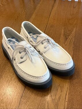 Woman’s Sperry preowned Original 2 Eye Cream Lug Boat Shoe. Size 7.5. New!